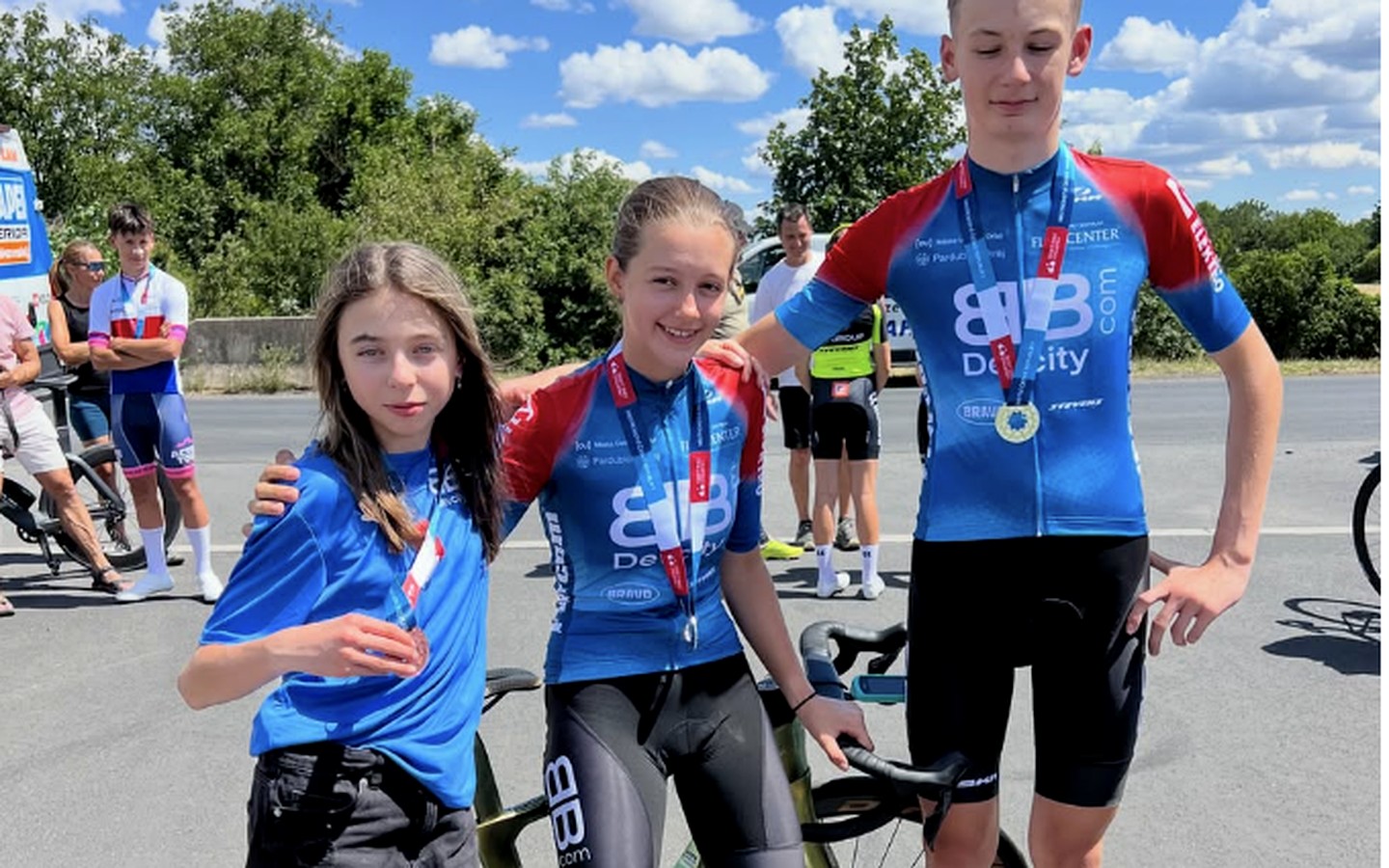 MČR mládeže — stříbro Adama a Emy, bronz Laury